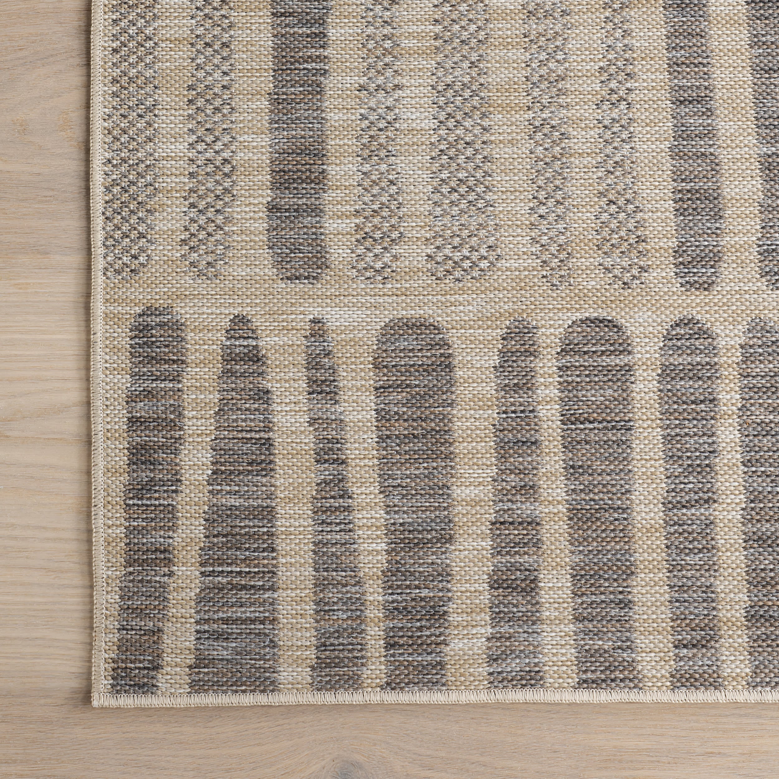 Averie Geometric Indoor/Outdoor Rug | Light Grey