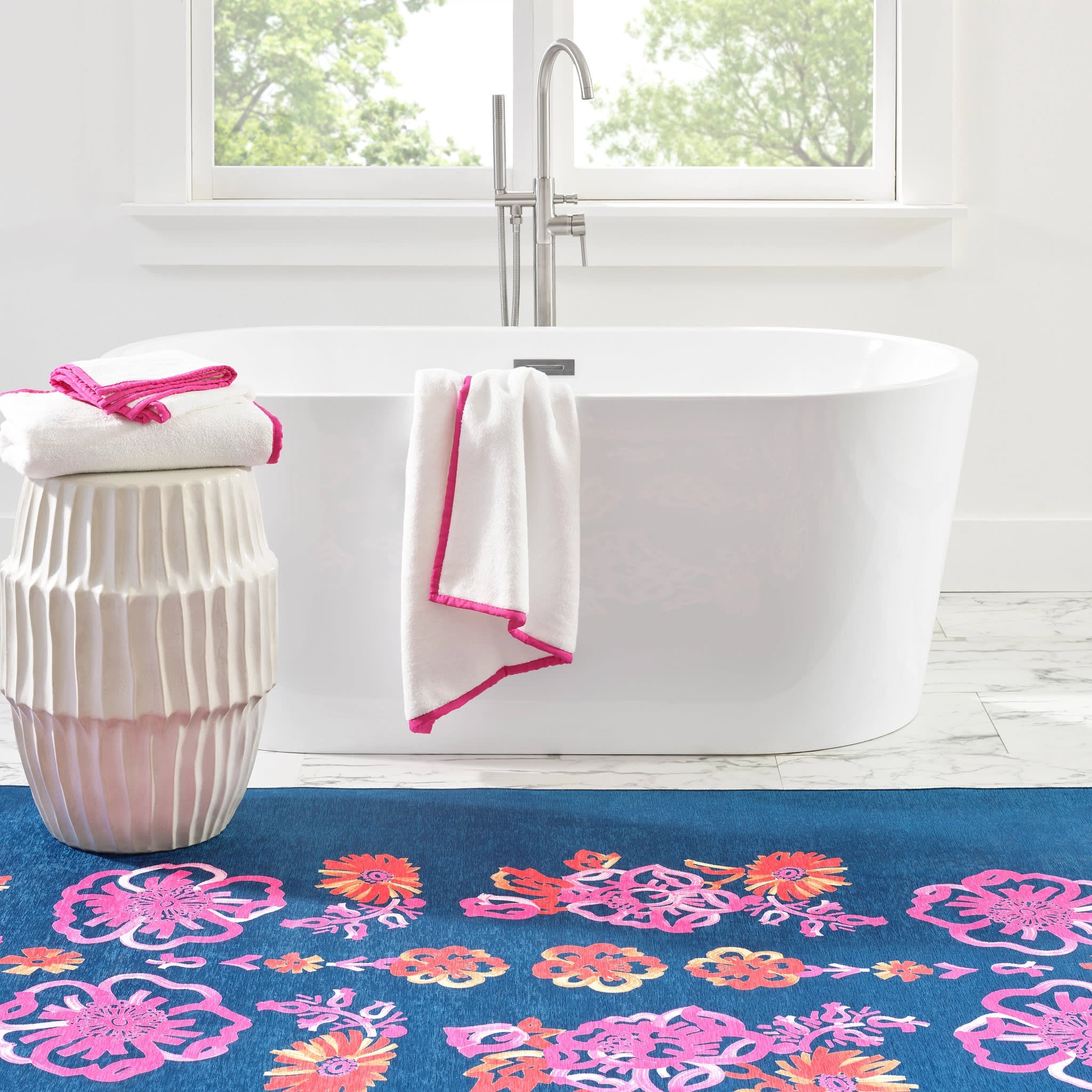 Graphic Gerbera Machine Washable Rug | Fuchsia Image secondaire du produit