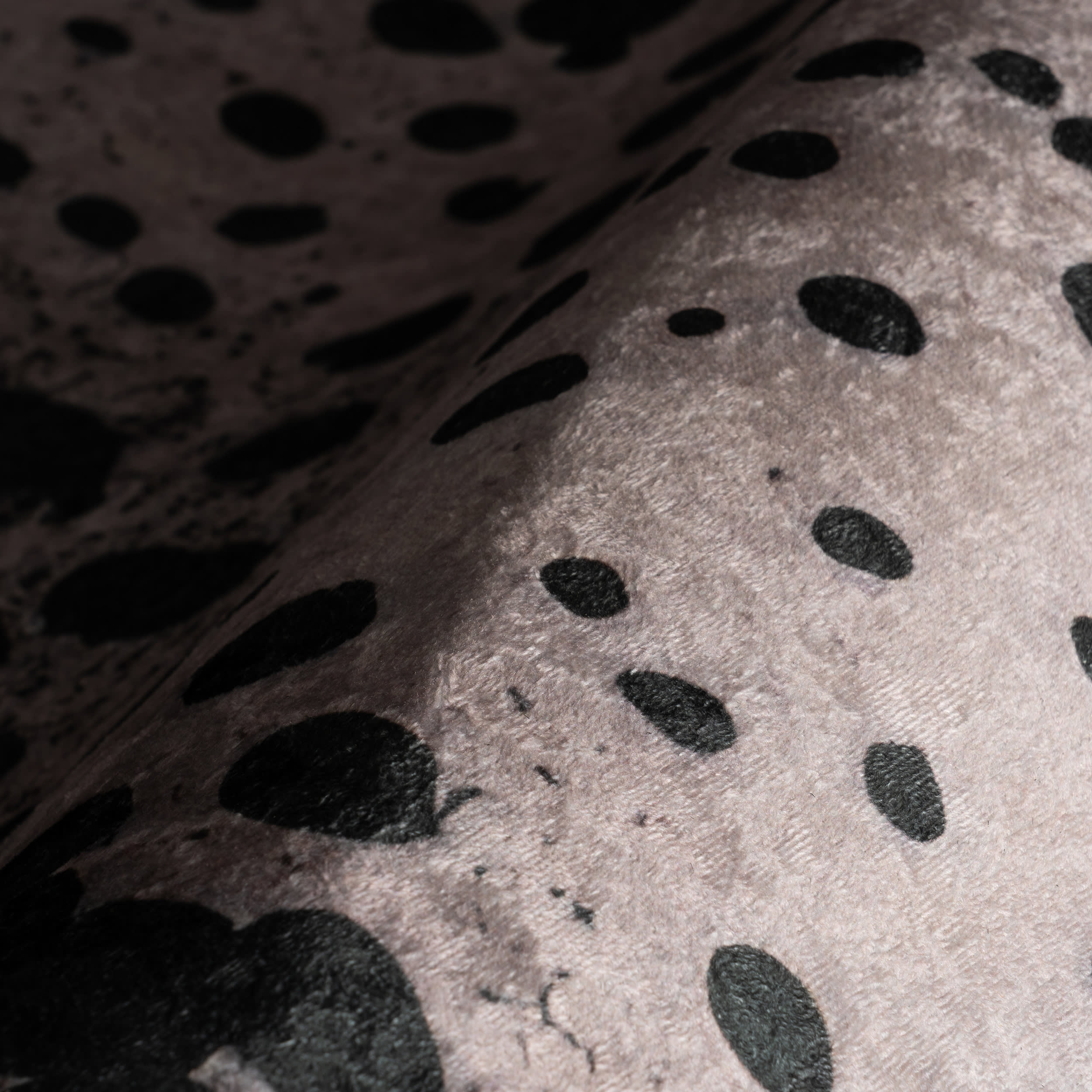 Aricela Modern Animal Print Washable Rug | Black